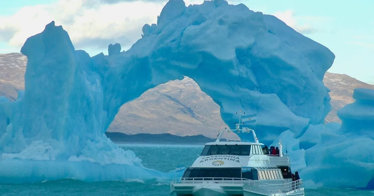 Blaue Eisberge und ein Ausflugsboot auf dem Viedma-See