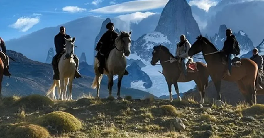 Reiter auf einem Bergrücken vor der zackigen Fitz-Roy-Kette